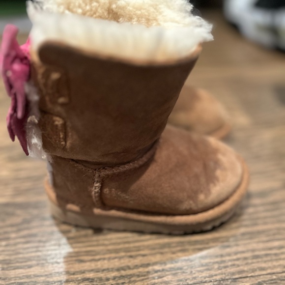 Adorable UGG boots with Pink Bows Size 6 - Picture 2 of 6